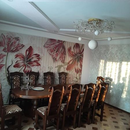 У Ані 拉泽希纳 外观 照片