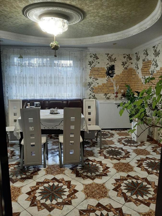 У Ані 拉泽希纳 外观 照片